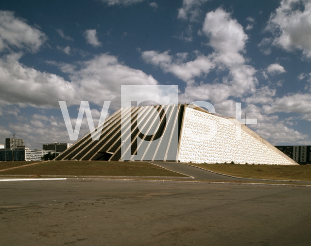 NIEMEYER Oscar｜ブラジル国立劇場