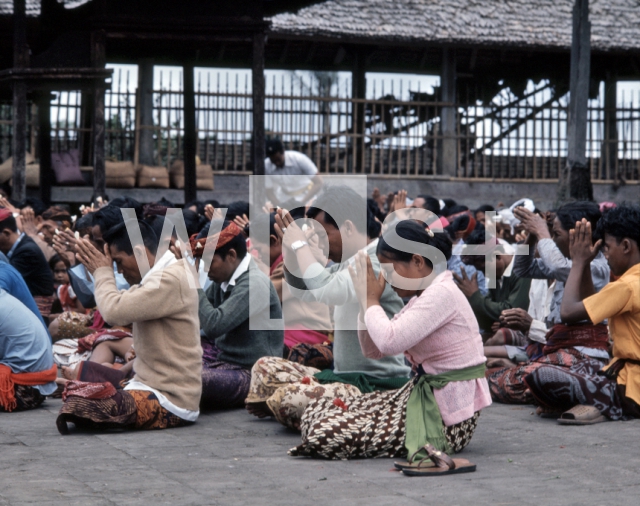 ｜ブサキ寺院でお祈りをする人々