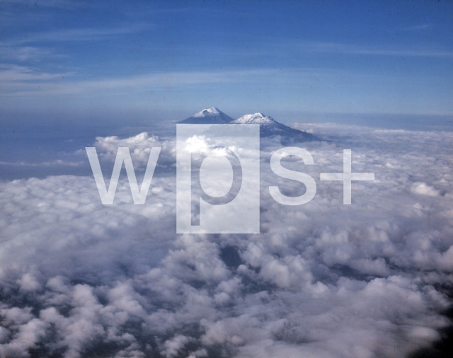 ｜イスタクシワトル山（手前）とポポカテペトル山（後）
