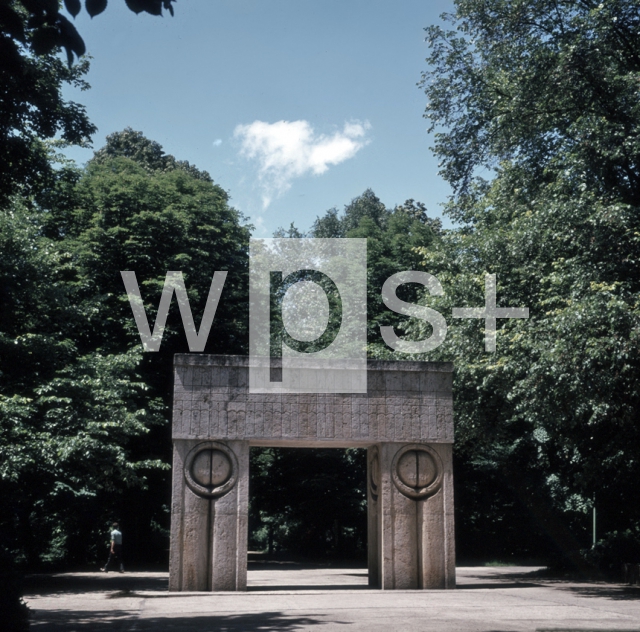 BRANCUSI Constantin｜口づけの門