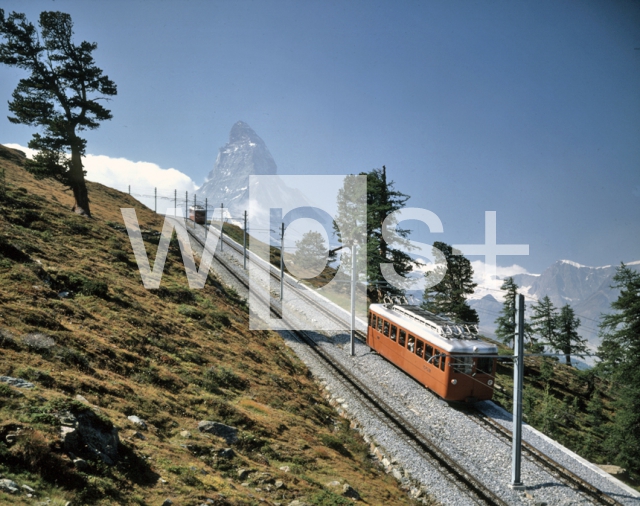 ｜マッターホルンと登山鉄道