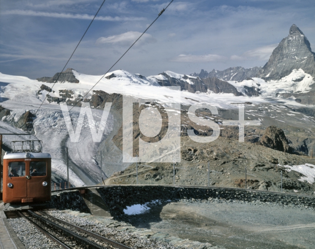 ｜マッターホルンと登山鉄道