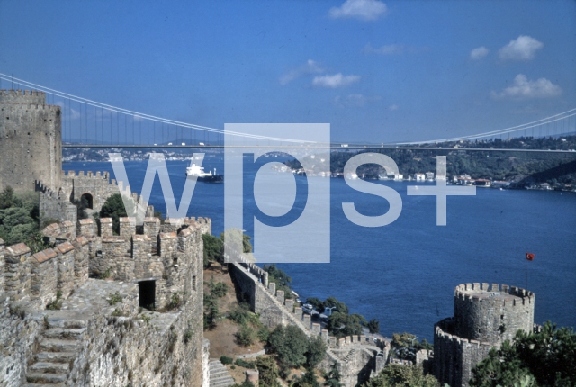 ｜ルメリ・ヒサルから望むファーティフ・スルタン・メフメト橋（第2ボスポラス橋）とボスポラス海峡