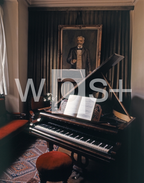 ｜ドヴォルザークの肖像画と彼のピアノ