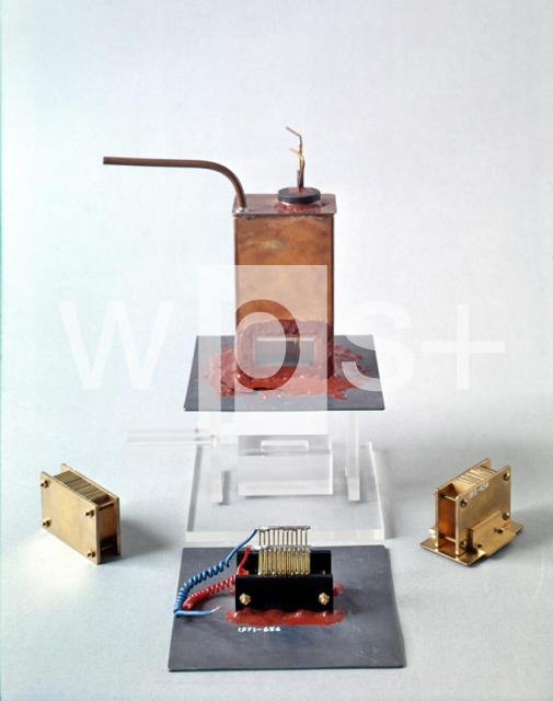 ｜1905年ラザフォードがラジウムによって発されるα線が正の電荷を持つ素粒子であることを証明するのに使った装置の複製