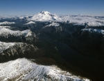 ｜トロナドール山（手前）とプンティアグド山とオソルノ火山（奥）