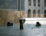 ｜マスジェデ・シャー（イマーム・モスク）、北東イワーンで礼拝する信者たち