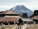 ｜カロ高地に住むバタック族の伝統的な村とシナブン山