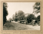 ｜ル・マンのユノディエールから車で引っぱっていくライト兄弟の飛行機、1908年